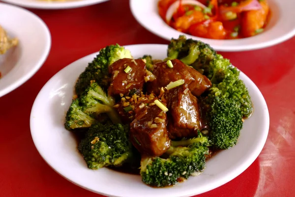 Foto Daging Sapi Yang Baru Dimasak Dengan Brokoli Atas Piring — Stok Foto