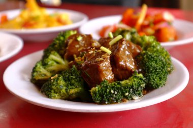 Tabakta brokoli olan taze pişmiş sığır eti fotoğrafı.