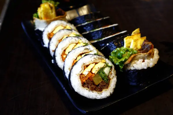 Tabakta Gimbap Adlı Taze Kore Yemeğinin Fotoğrafı — Stok fotoğraf