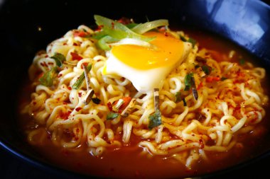 Ramyeon Yumurtası adında taze yapılmış Kore erişte çorbası..