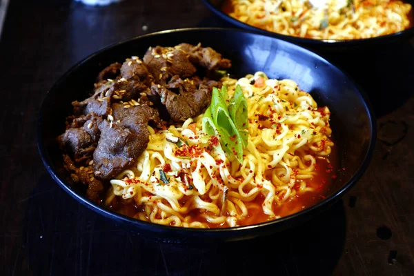 新鮮な韓国の麺スープ ラミョン牛 の写真 — ストック写真