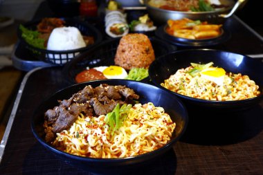 Ramyeon Biftek adlı taze Kore eriştesi çorbası fotoğrafı..