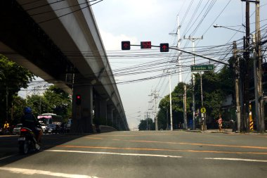 Manila Şehri, Filipinler - 27 Temmuz 2020: Trafik veya trafik ışığı olan bir kavşakta boş bir yol.