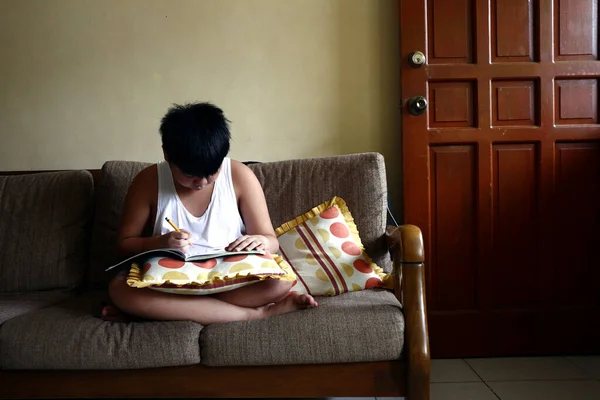 Foto Jovem Menino Asiático Estudando Sofá Dentro Uma Sala Estar — Fotografia de Stock