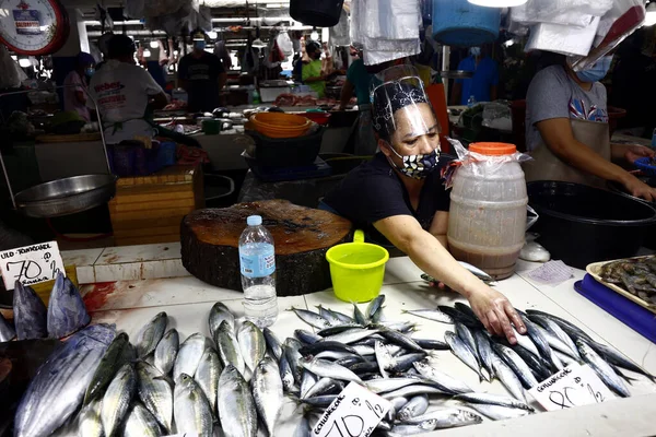 Cainta Rizal Filipinas Agosto 2020 Vendedores Mercado Vendem Frutos Mar — Fotografia de Stock