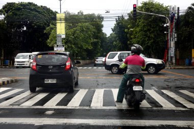 Antipolo Şehri, Filipinler - 10 Ağustos 2020: Sürücüler ve diğer araçlar kavşakta duruyor ve trafik lambasının yeşile dönmesini bekliyorlar.