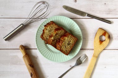 Ahşap bir masada, taze pişmiş muzlu kekin fotoğrafı.