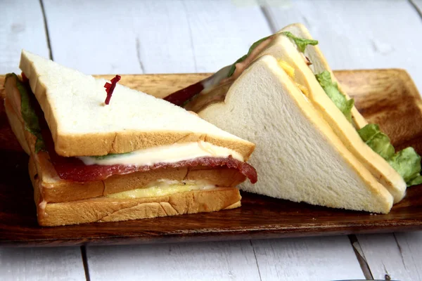 Foto Von Frisch Geschnittenem Clubhaus Sandwich Auf Einem Teller — Stockfoto