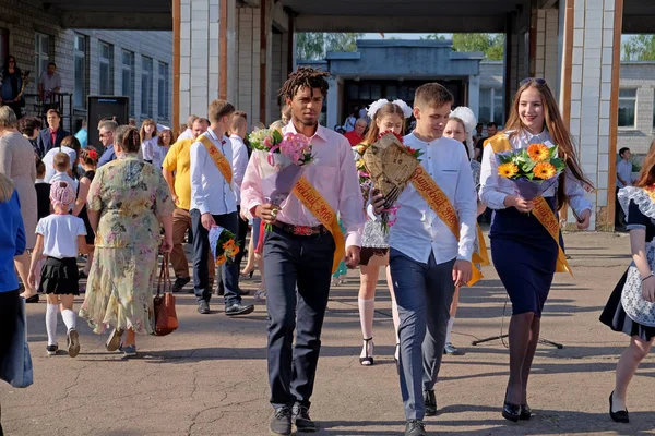 Yahotyn 키예프 우크라이나 2018 손에서 부케와 졸업생은 마지막 우크라이나에는 학년도의 — 스톡 사진