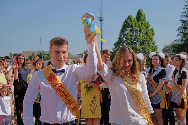 Yahotyn, Kiev region / Ukrayna, 26 Mayıs 2018: çan elinde olan mezunları. Son çağrı, öğretim yılı sonunda Ukrayna kutlama
