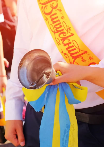 Die Glocke Den Händen Der Absolventen Die Inschrift Auf Dem — Stockfoto