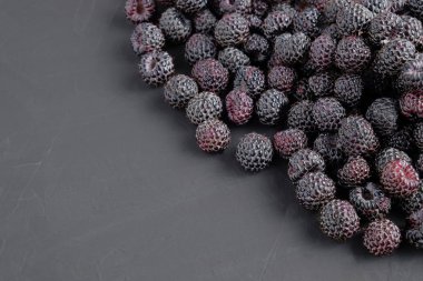 Olgun doğal koyu arka plan üzerinde siyah Ahududu. Yakın çekim görünümü. Metin için yer kopyalayın