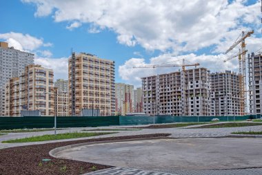 Birkaç yeni inşa edilmiş ve tamamlanmamış çok katlı evlerde yeni microdistrict