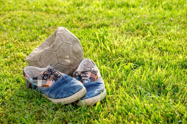 Zapatillas Viejas Bola Vieja Rota Hierba Verde Concepto Infancia Despreocupada — Foto de Stock