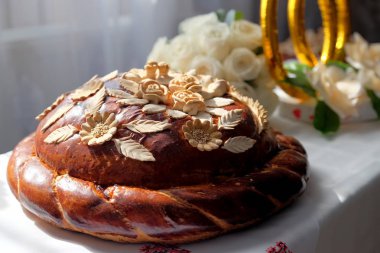 Düğün somun masanın üzerinde. Closeup görünümü