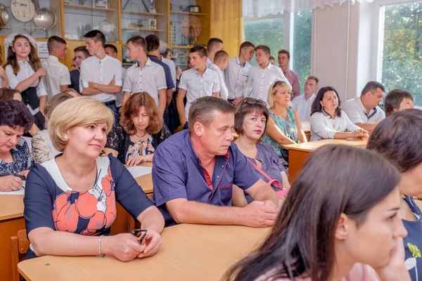 Батьки учнів у класі на засідання школи. — стокове фото