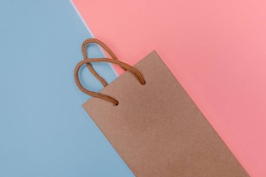 Craft Kağıt alışveriş çantası kağıt üzerinde zemin dokulu. Satılık kopya alanı kullanmak ve tasarım saklayın. Tüketici kavramı.