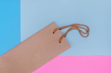 Craft Kağıt alışveriş çantası kağıt üzerinde zemin dokulu. Satılık kopya alanı kullanmak ve tasarım saklayın. Tüketici kavramı.