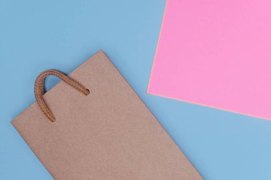 Craft Kağıt alışveriş çantası kağıt üzerinde zemin dokulu. Satılık kopya alanı kullanmak ve tasarım saklayın. Tüketici kavramı.