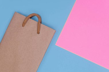 Craft Kağıt alışveriş çantası kağıt üzerinde zemin dokulu. Satılık kopya alanı kullanmak ve tasarım saklayın. Tüketici kavramı.