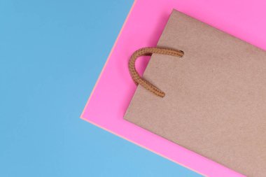 Craft Kağıt alışveriş çantası kağıt üzerinde zemin dokulu. Satılık kopya alanı kullanmak ve tasarım saklayın. Tüketici kavramı.
