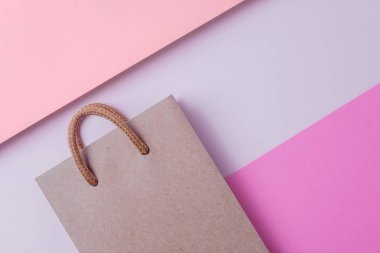 Craft Kağıt alışveriş çantası kağıt üzerinde zemin dokulu. Satılık kopya alanı kullanmak ve tasarım saklayın. Tüketici kavramı.