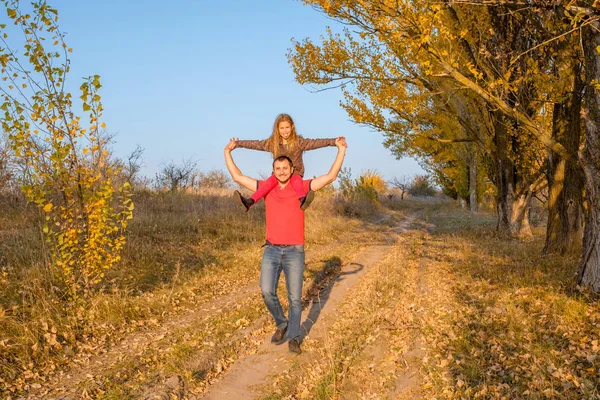 Glücklicher Vater Und Kleine Tochter Auf Seinen Schultern Spazieren Und — Stockfoto