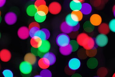 çok çok renkli bokeh ışıklar bulanık. siyah arka plan