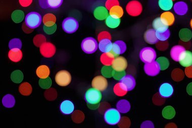 Bulanık Festival ışık siyah arka plan yok. Çok renkli ufuk bokeh daireler 