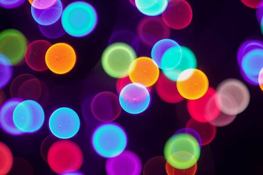 Bulanık Festival ışık siyah arka plan yok. Çok renkli parlak bokeh daireler portre