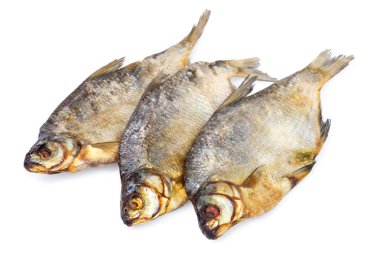 Üç tuzlu balıklar beyaz arka plan üzerinde izole kurutulmuş.