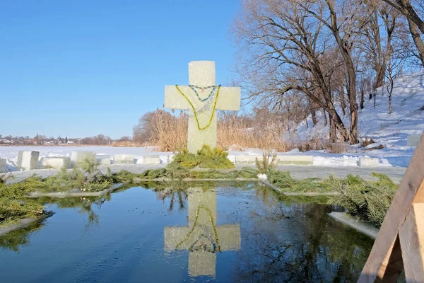 Epiphany buz delik ve Buz donmuş bir gölün üzerinde çapraz