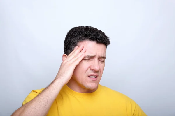 白中年男子闭着眼睛 用一只手摸着头 头痛和痛苦的概念 — 图库照片