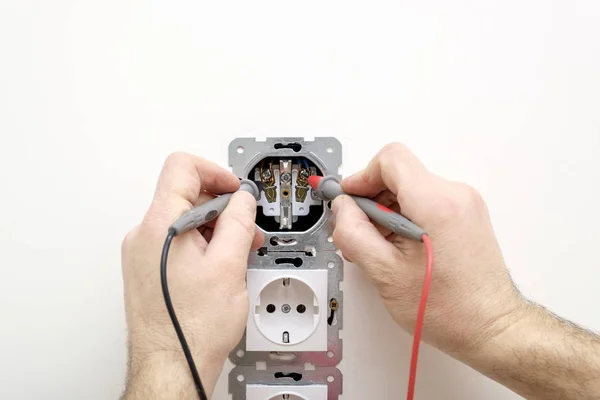Elektriker Misst Die Spannung Der Steckdose Mit Einem Multimeter Der — Stockfoto