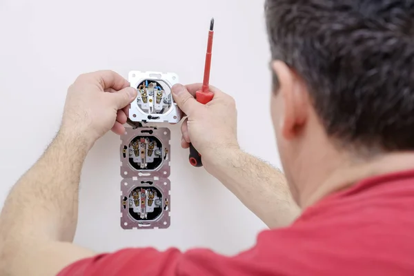 Elektriker Hand Hält Buchse Prozess Installation Oder Reparatur Mit Schraubendreher — Stockfoto