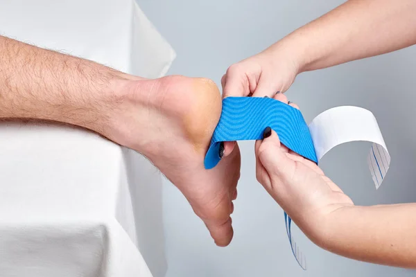 Γιατρός Φυσιοθεραπευτής Χέρια Εφαρμόζοντας Kinesio Ιατρική Taping Για Τον Αστράγαλο — Φωτογραφία Αρχείου