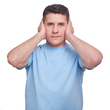 Kulakları iki elle kapanış portre yetişkin adam. Kötü şeyler veya sorunlar hakkında duymak korkuyor. Beyaz izole