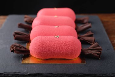 Kırmızı mini Mus kek şeker koyu taş plaka şeklinde. 