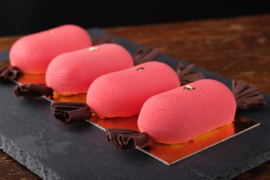 Kırmızı mini Mus kek şeker koyu taş şeklinde satır