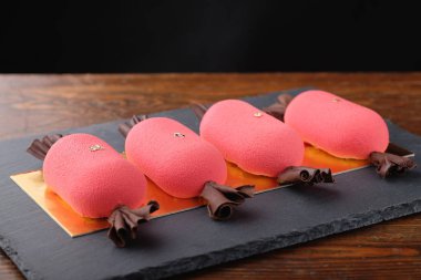 Kırmızı mini Mus kek şeker koyu taş plaka şeklinde. 