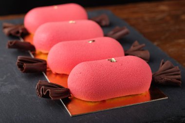 Can şeklinde çikolata kadife ile dört kırmızı mini Mus kek