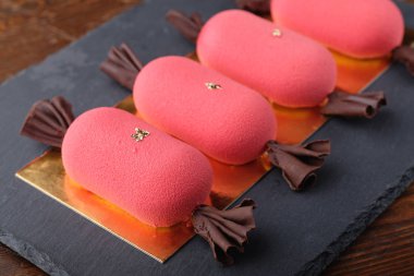 Can şeklinde çikolata kadife ile dört kırmızı mini Mus kek