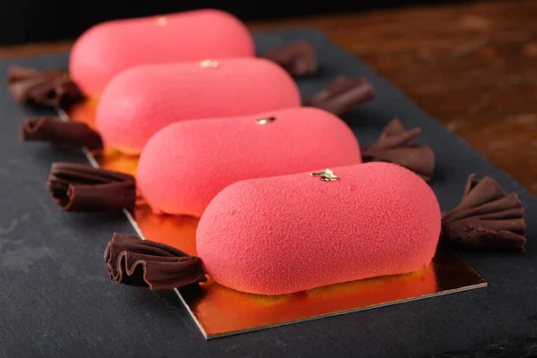 Can şeklinde çikolata kadife ile dört kırmızı mini Mus kek