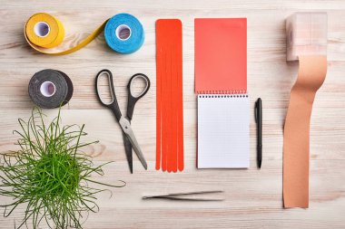 defter, renkli kinesio bant, makas, cımbız, rulo ve diğer araçlar ile alay