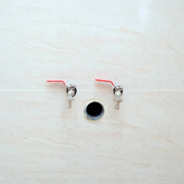 Soğuk ve sıcak su ve c için iki valfleri ile seramik duvar