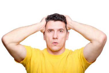 Karışık yetişkin adam başını elleri ile ayakta