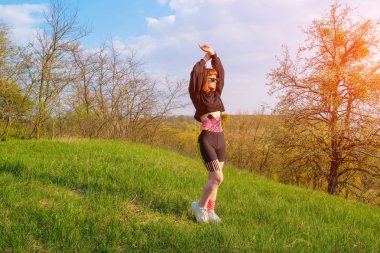 Göbeğinde ve bacaklarında Kinesio bandı olan beyaz bir kız.