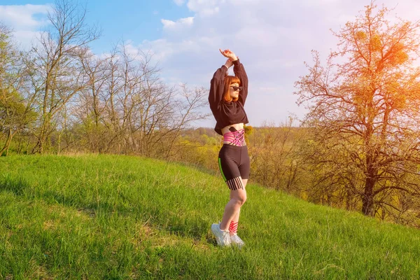 Göbeğinde ve bacaklarında Kinesio bandı olan beyaz bir kız.