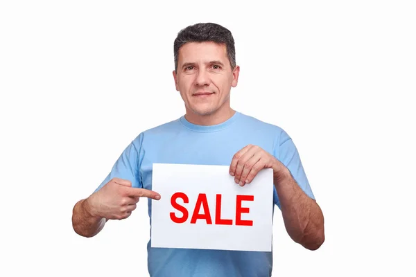 Pohledný muž s usměvavou tváří přidržením papíru s prodejem a gestem, který na něj ukazoval prstem — Stock fotografie
