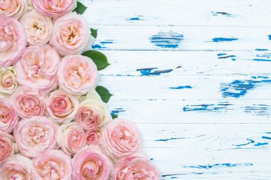 Çiçekler kompozisyon. Yaşlı ahşap arka planda pembe güller.